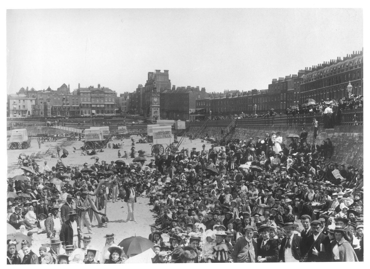 المطربين على الشاطئ في مارجيت ، c.1900 بواسطة مصور فرنسي