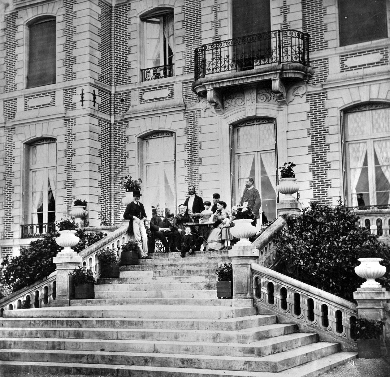 شاي على شرفة القصر 1880 بواسطة مصور فرنسي