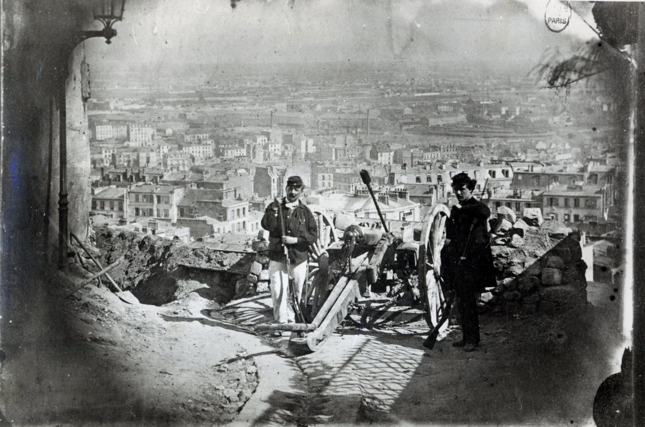 مدافع مونمارتر خلال كومونة باريس ، 1871 بواسطة مصور فرنسي