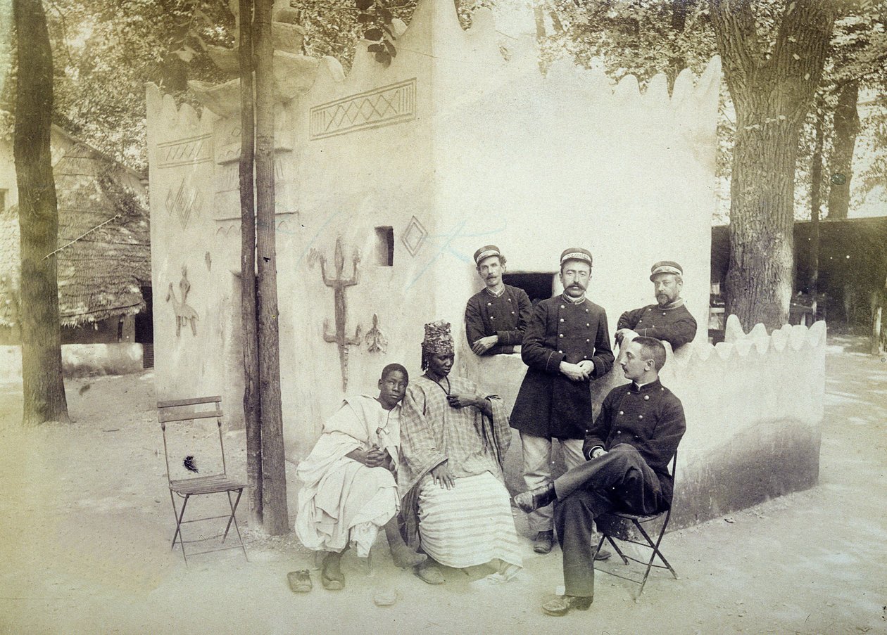 القرية السنغالية في المعرض العالمي لعام 1889 في باريس بواسطة مصور فرنسي