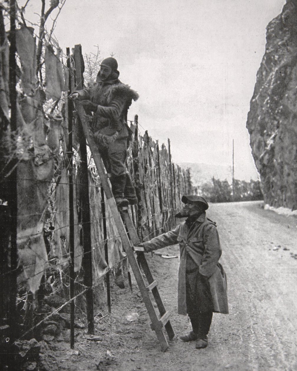 فن التمويه اللطيف في الفوج ، صورة توضيحية من أخبار الحرب المصورة ، 14 مارس 1917 (صورة بني داكن) بواسطة مصور فرنسي
