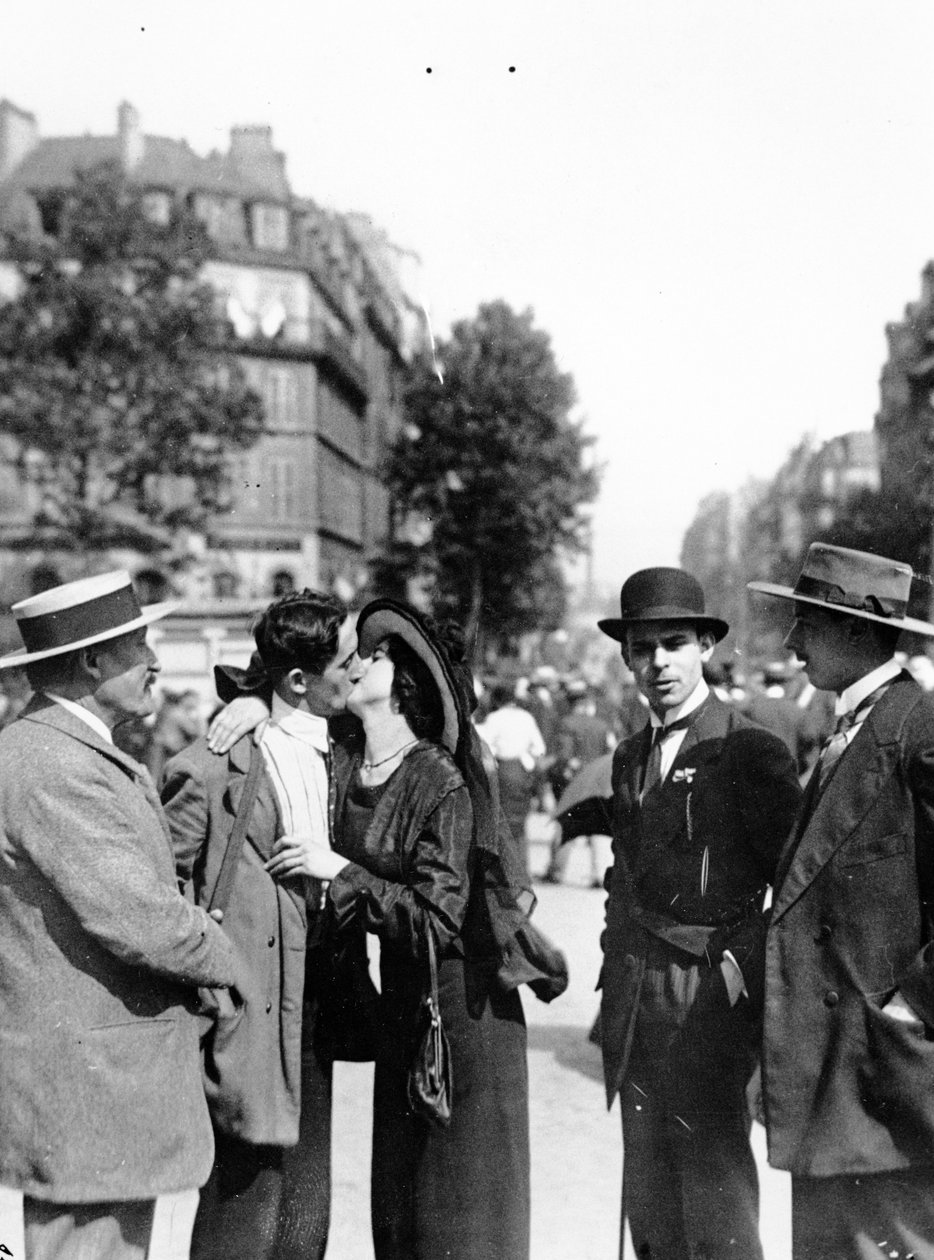 القبلات الأخيرة في غار دي ليون ، باريس ، قبل مغادرتها للحرب ، 10-20 أغسطس 1914 بواسطة مصور فرنسي