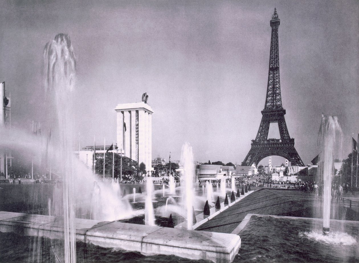 بحيرات الزينة أمام برج إيفل ، خلال معرض باريس الدولي ، 1937 بواسطة مصور فرنسي