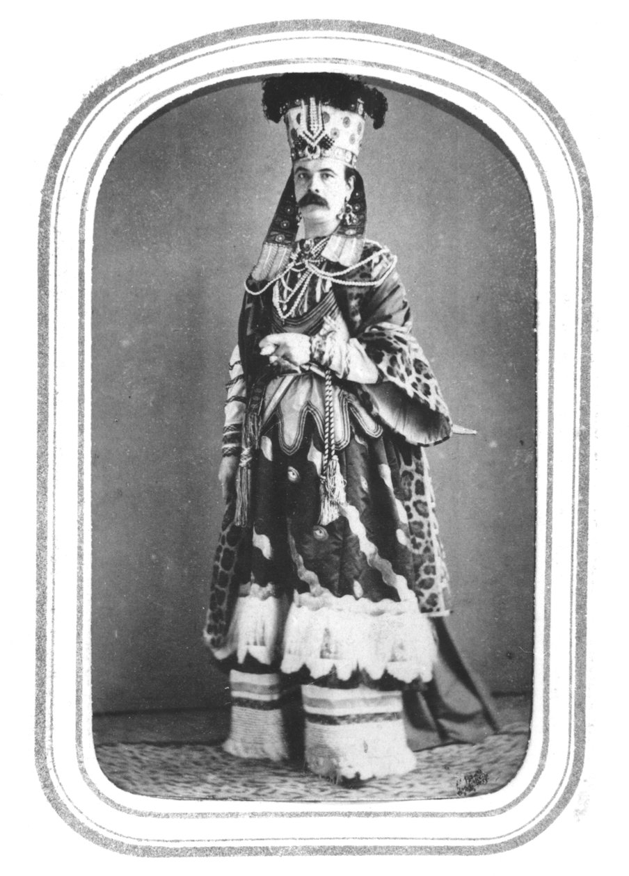 بطاقة زيارة تشارلز فريدريك وورث (1825-1895) في لباس فاخر ، ج. 186 درجة مئوية بواسطة مصور فرنسي