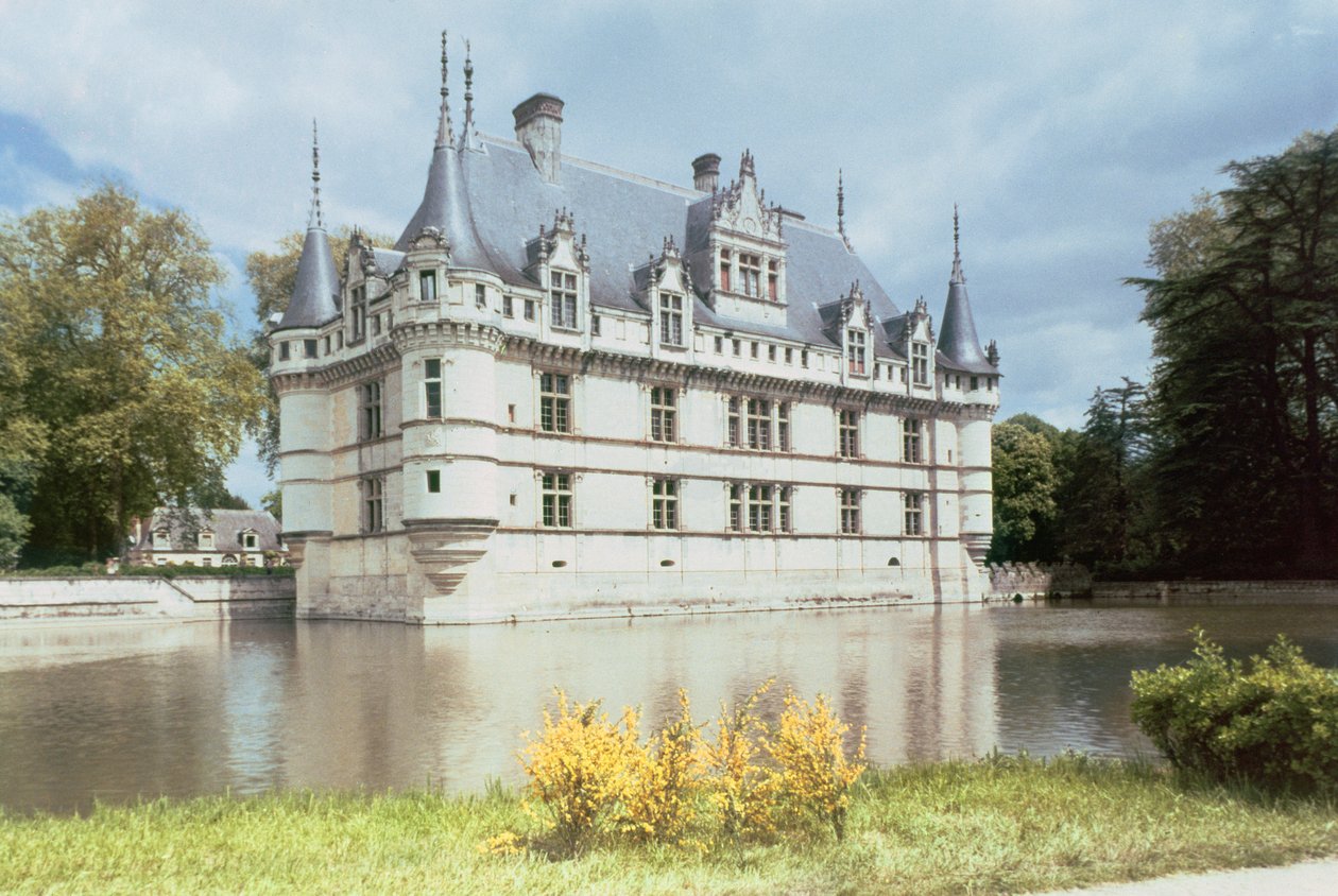 المنظر الخارجي لقلعة dazay le le Rideau ، بنيت لجيل Berthelot ، 1518-27 بواسطة المدرسة الفرنسية