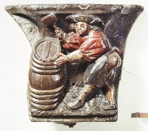 Misericord من كشك جوقة يصور رجلًا يدق برميلًا ، من كنيسة Saint-Etienne des Tonneliers ، Rouen (خشب متعدد الألوان) بواسطة المدرسة الفرنسية