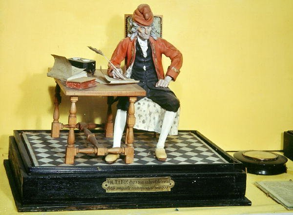 نموذج فولتير (1694-1778) في دراسته ، ج 1773 بواسطة المدرسة الفرنسية