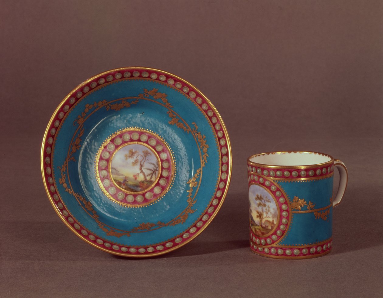 Sevres bleu celeste فنجان القهوة والصحن ، c.1780 (الخزف) بواسطة المدرسة الفرنسية