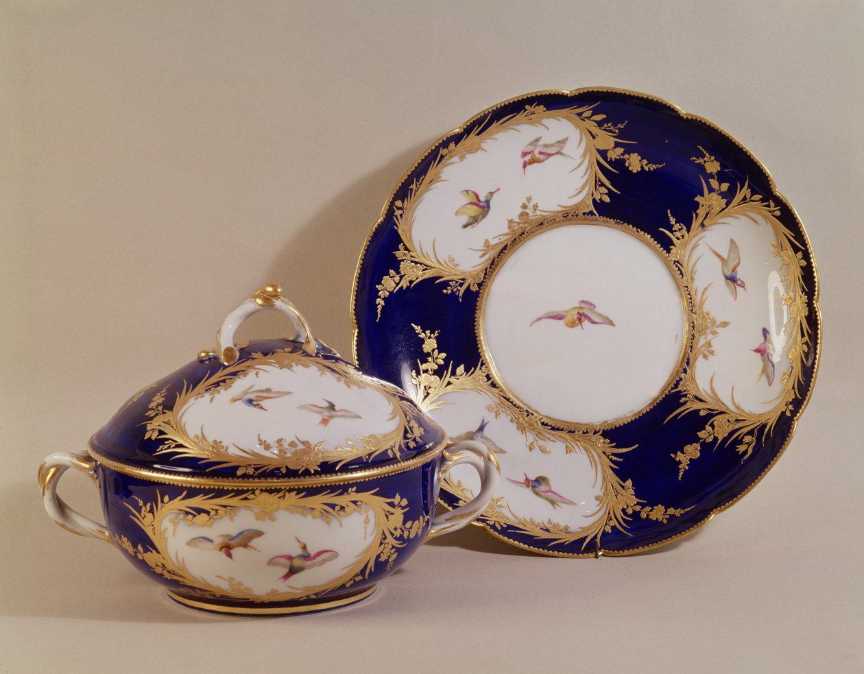 وعاء وحامل فينسينز ، c.1745 (بورسلين) بواسطة المدرسة الفرنسية