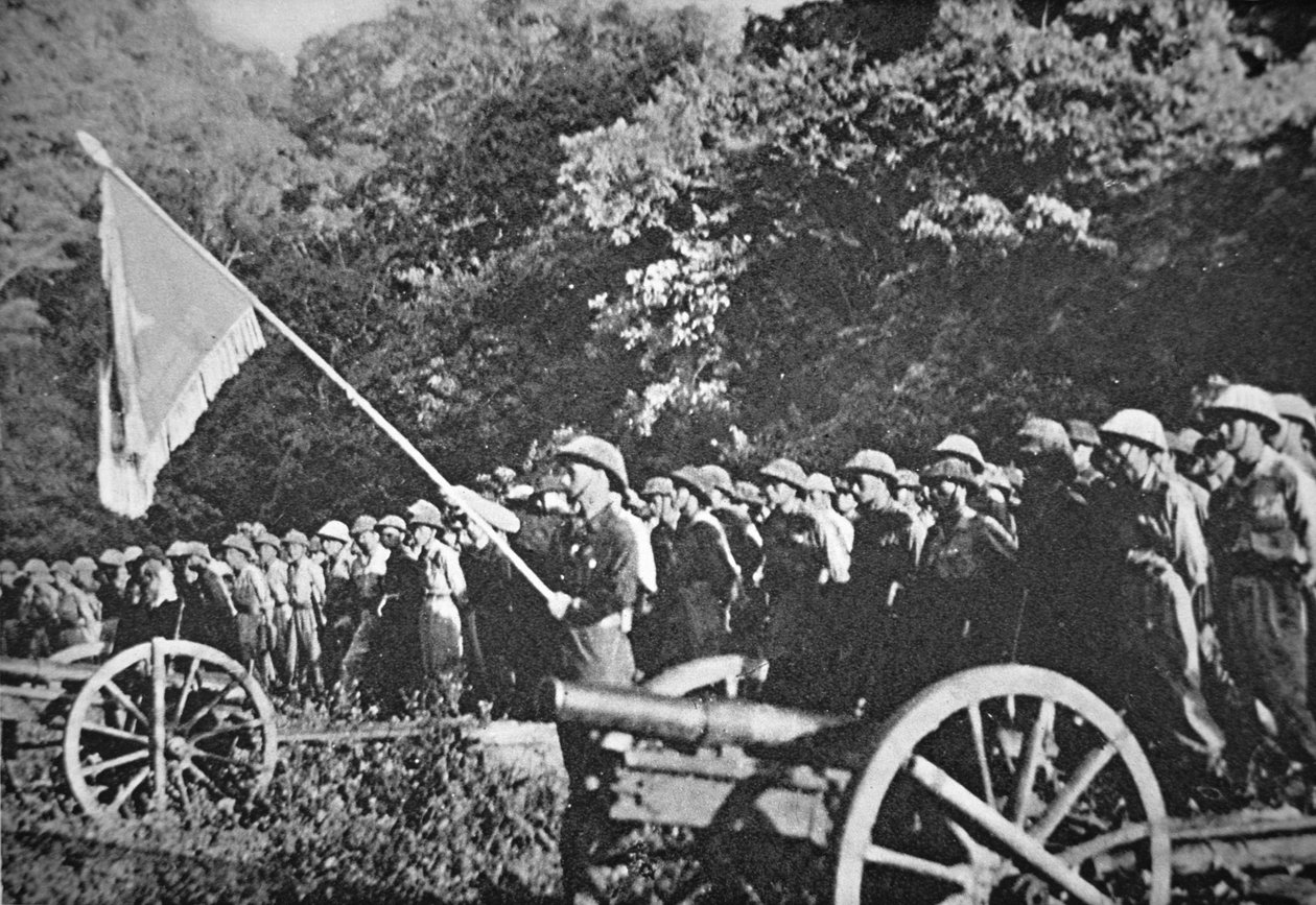 Communist Viet Minh troops on parade with light field artillery, during the siege of Dien Bien Phu, November 1953-May 1954 (colour litho) بواسطة مصور فرنسي