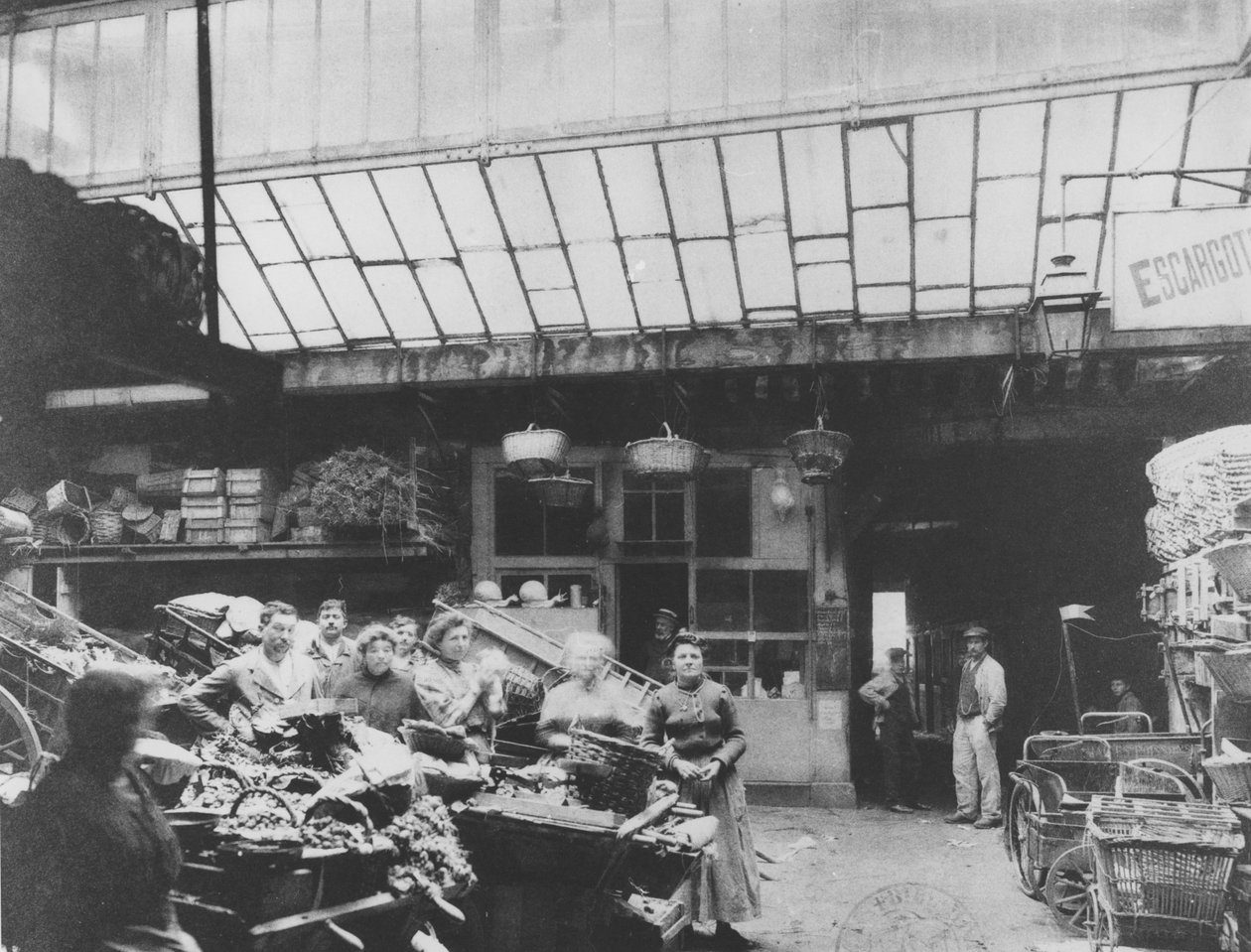 Cour du Heaume، rue Pirouette، Les Halles، Paris، 1910 بواسطة مصور فرنسي