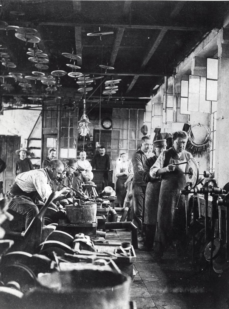 Cutlers at work in the workshop, France, late 19th century (b/w photo) بواسطة مصور فرنسي