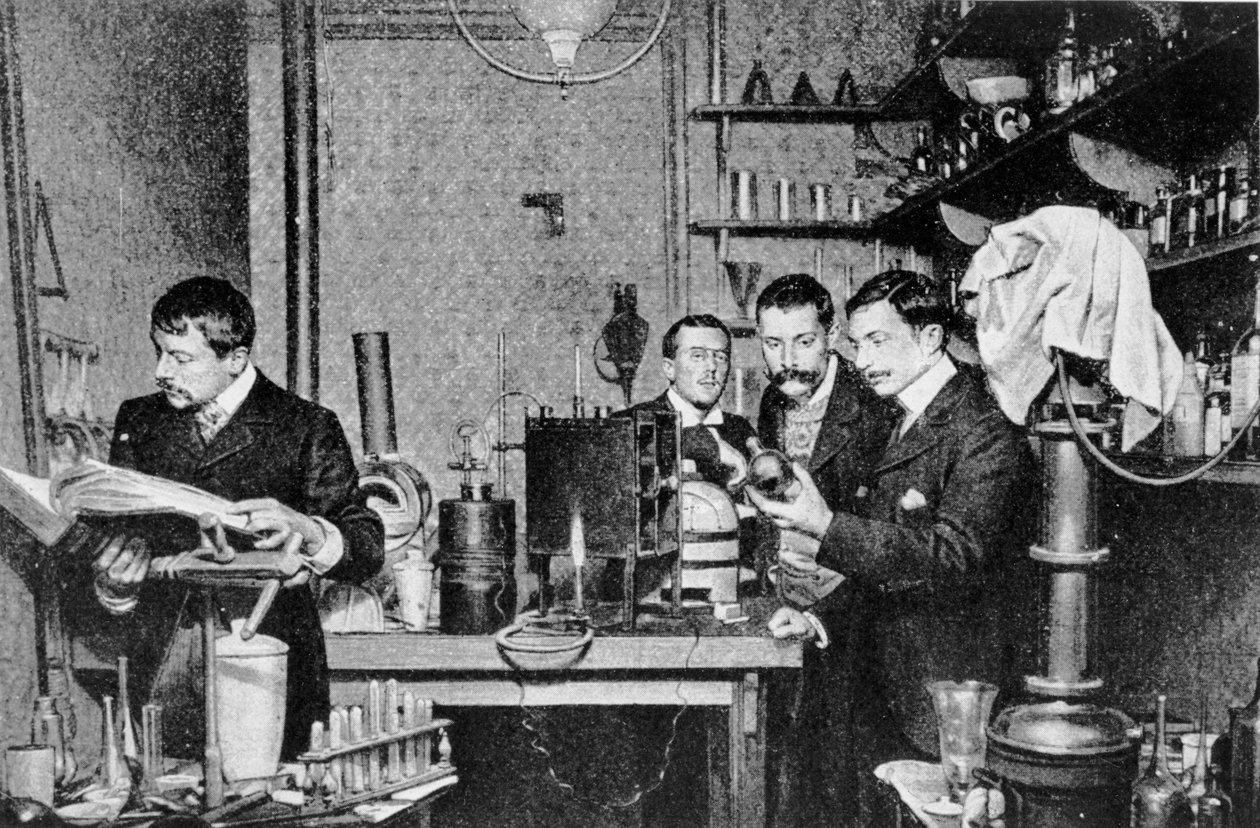 مديرو جمعية الكيمياء وعلم التنجيم الفرنسي في مختبرهم ، 1903 بواسطة مصور فرنسي