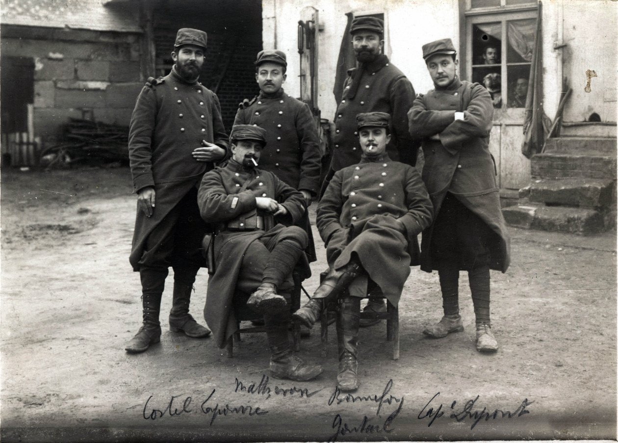 الحرب العالمية الأولى (1914-1918): موظفو الهاتف وأمناء هيئة الأركان العامة للعقيد دبنديتي (؟) مزرعة Laroque بالقرب من Roye sur Matz (Roye-sur-Matz، Oise). مارس 1915 بواسطة مصور فرنسي