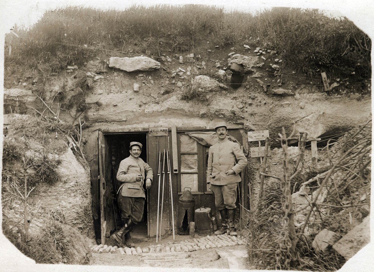 الحرب العالمية الأولى (1914-1918): منصب قيادة الملازم دي بينيديتي ، السكرتير على اليسار ، ضابط صف الكتيبة على اليمين. بينهما إشارات الصمامات ، المنظار ، الطوربيدات. 05/1916 بواسطة مصور فرنسي