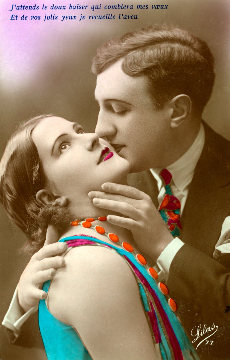 تقبيل الزوجين الفرنسيين ، حوالي عام 1920 (طباعة فضية ملونة يدويًا) بواسطة مصور فرنسي