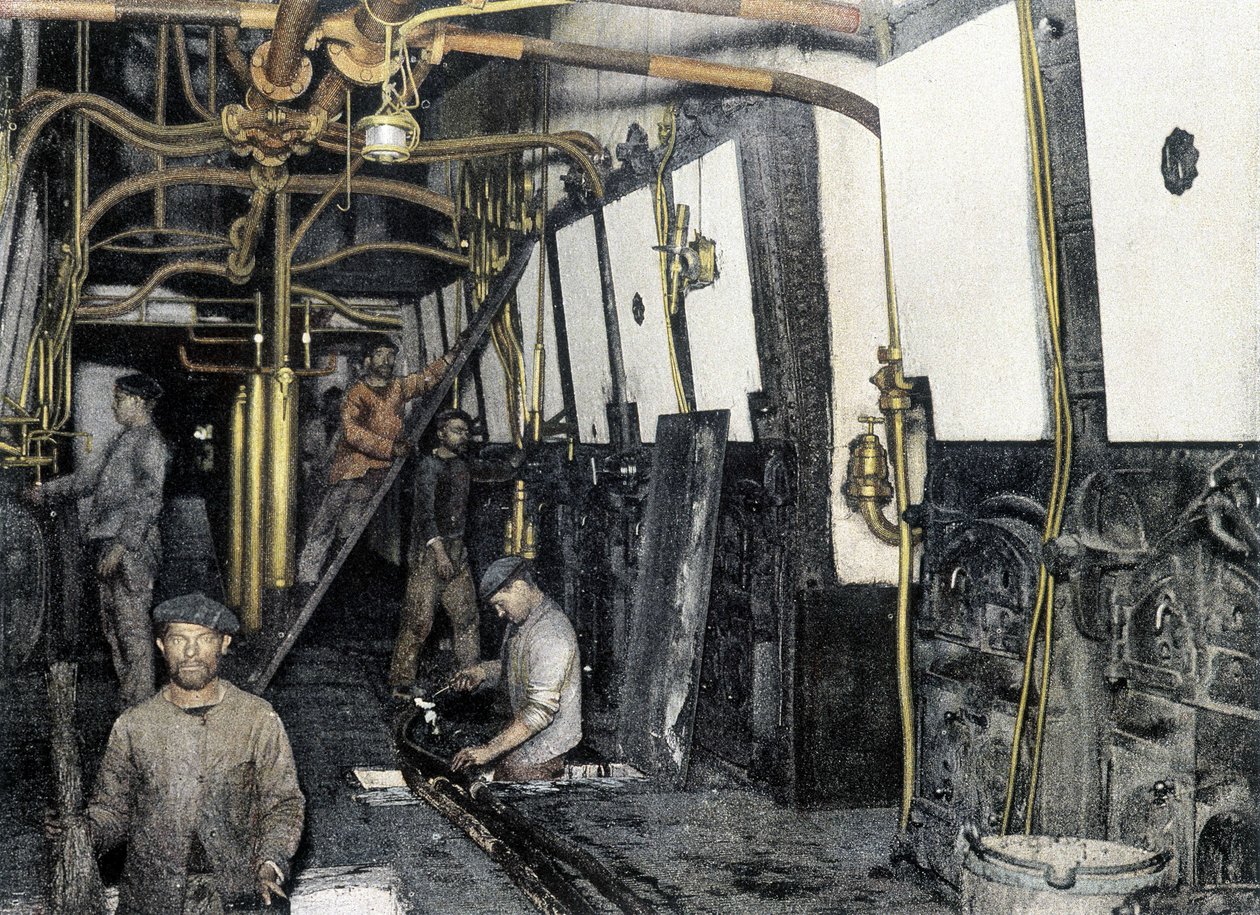 French Navy, late 19th century: cleaning of holds and boiler rooms - Bibl. des Arts deco. بواسطة مصور فرنسي
