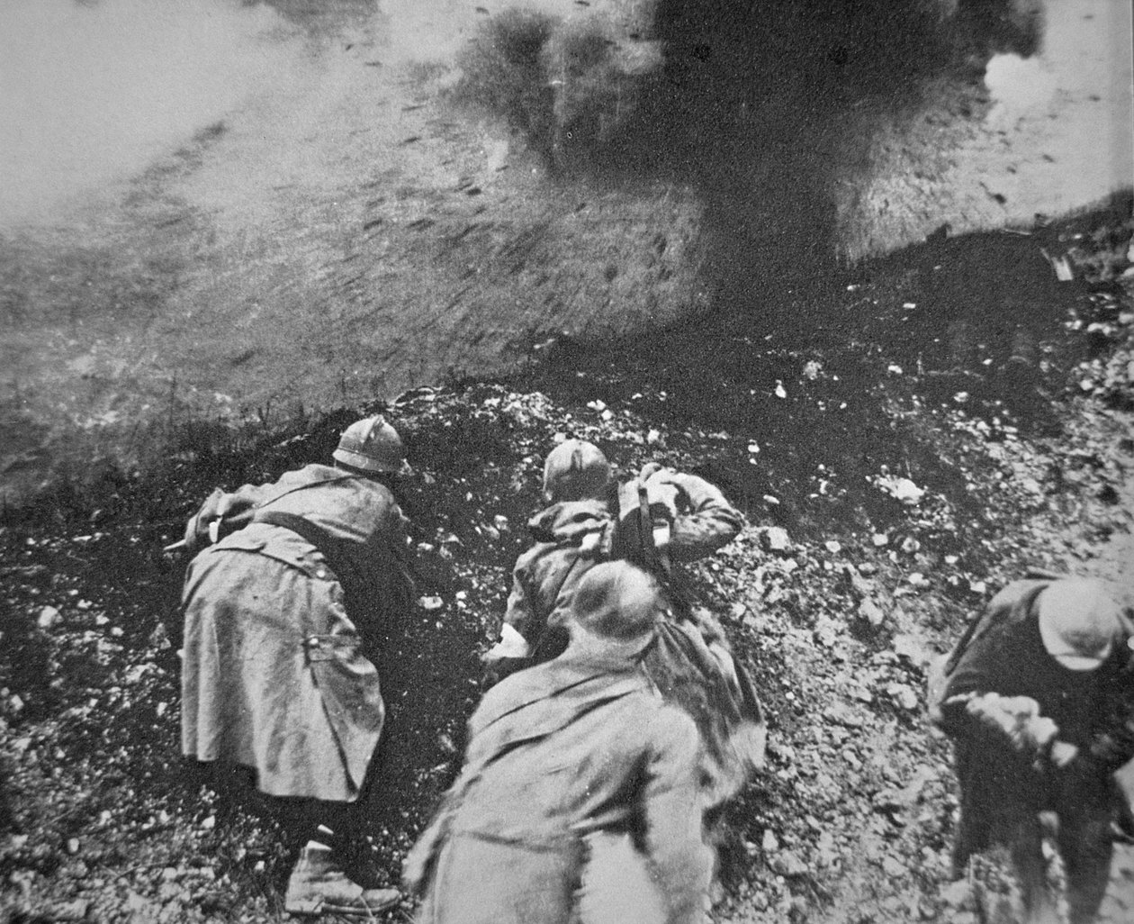 French infantry under fire from German artillery during the Battle of Verdun بواسطة مصور فرنسي