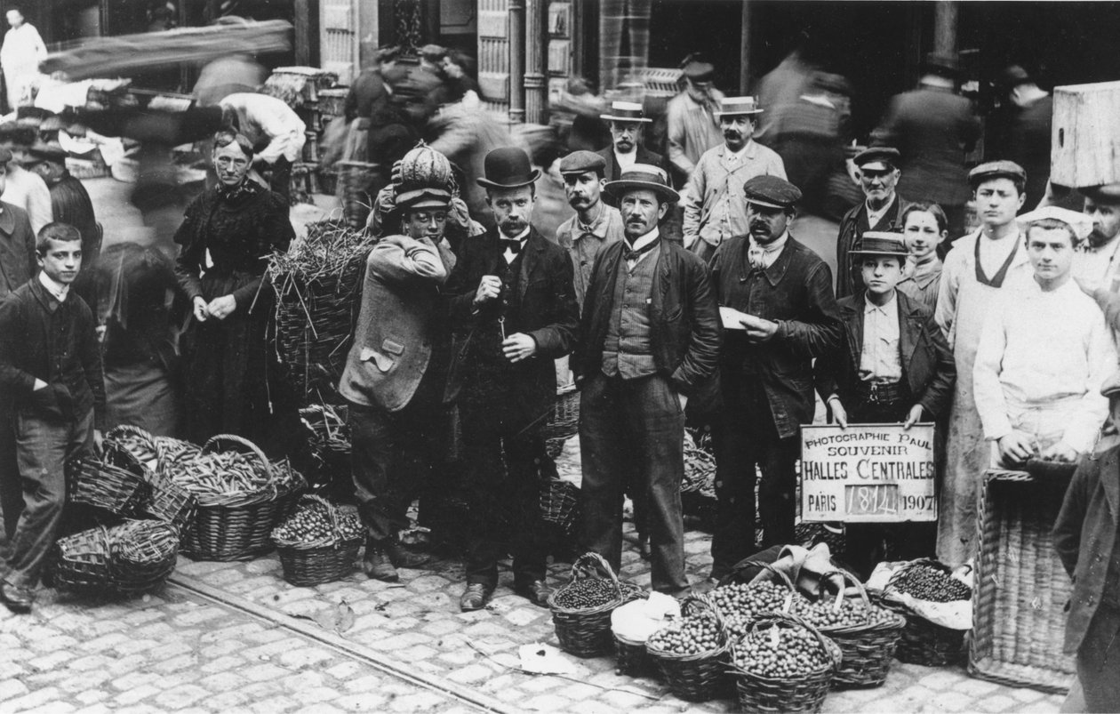 سوق البستانيين في Les Halles ، باريس ، 1907 بواسطة مصور فرنسي
