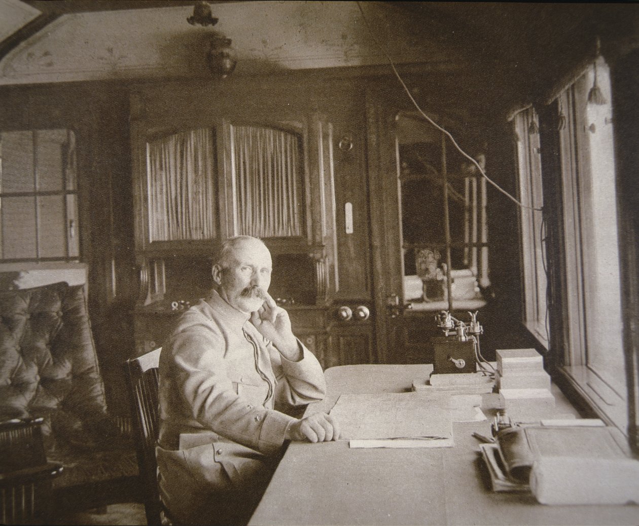 General Pétain in his railway wagon-salon HQ during the Battle of Verdun, February-December 1916 (b/w photo) بواسطة مصور فرنسي