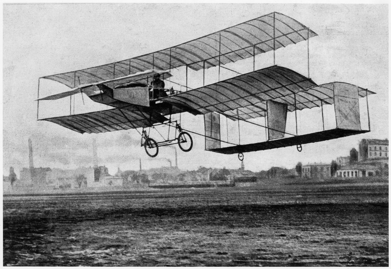 هنري فرمان (1874-1958) في إيسي ليه مولينو في طائرته Voisin-Farman 1 ، 1907 (فوتوليثو) بواسطة مصور فرنسي