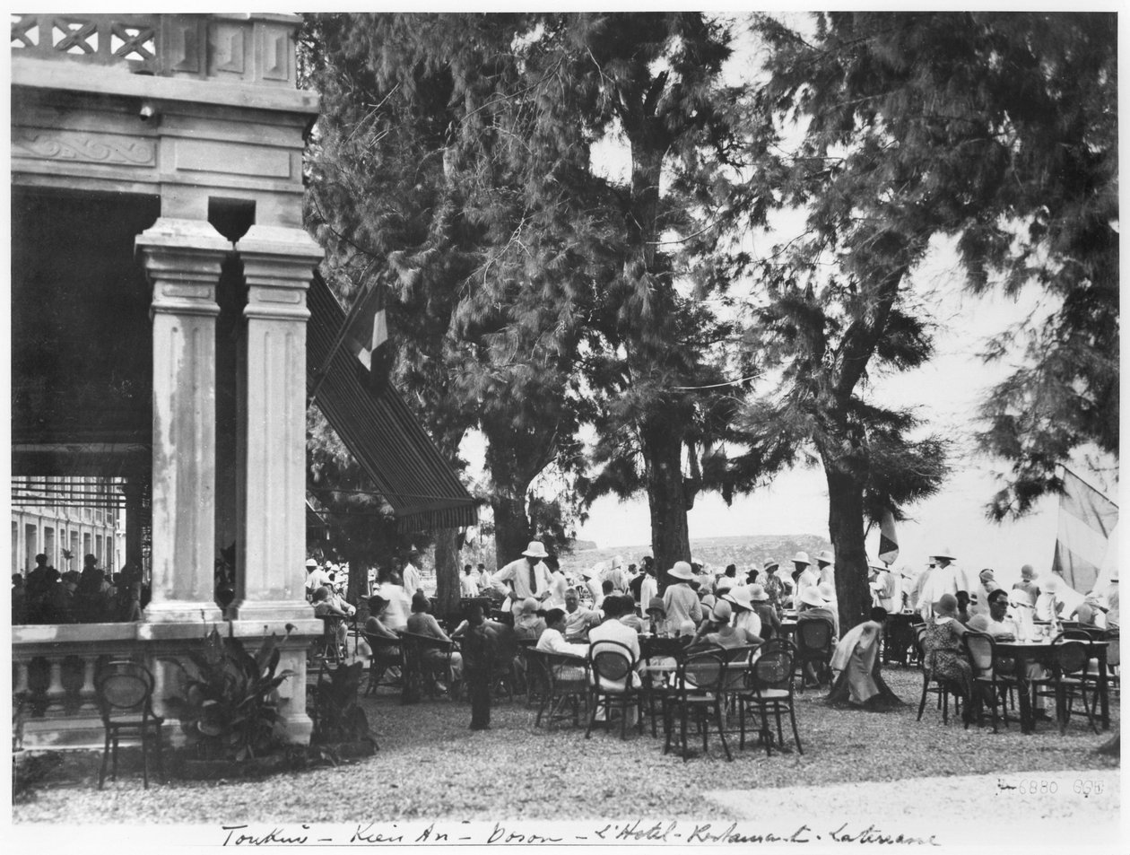 مطعم الفندق في Kien an Doson ، c.1920 بواسطة مصور فرنسي