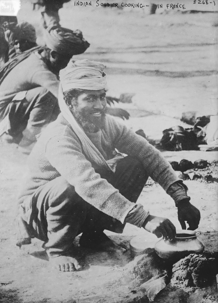 جندي هندي يطبخ في فرنسا ، 1914-1915 بواسطة مصور فرنسي