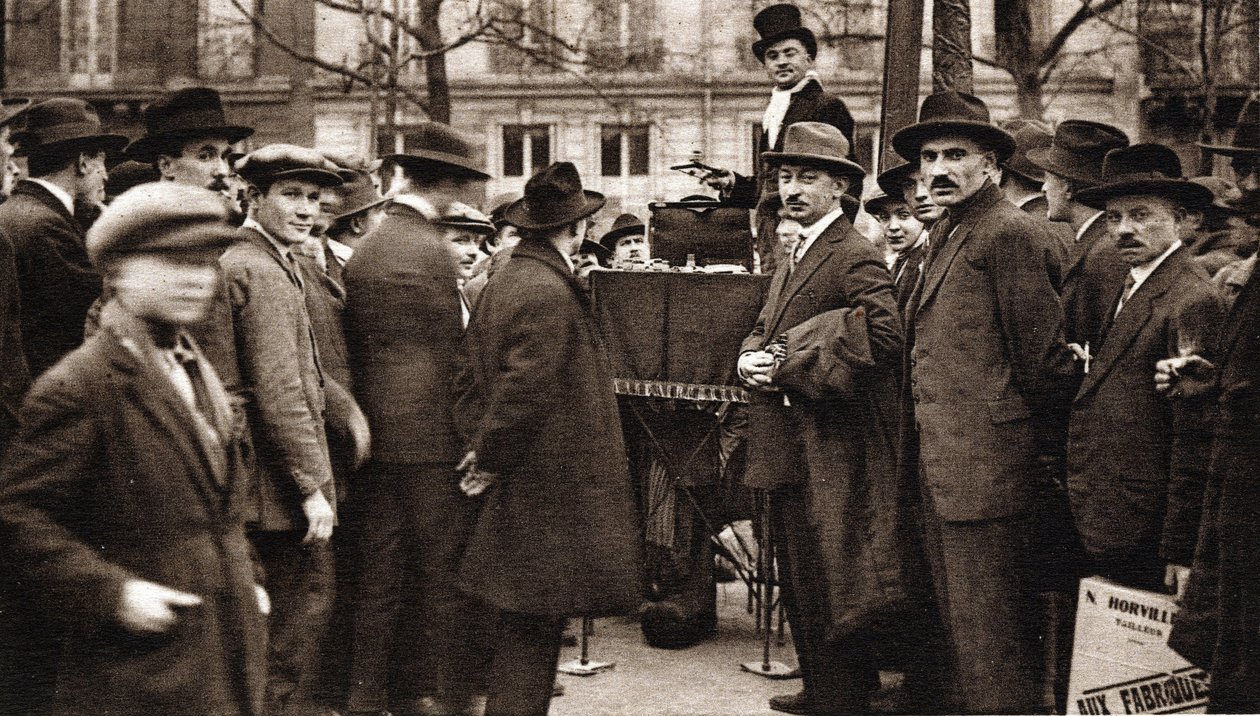 Les petits metiers de Paris: le camelot du boulevard. بواسطة مصور فرنسي