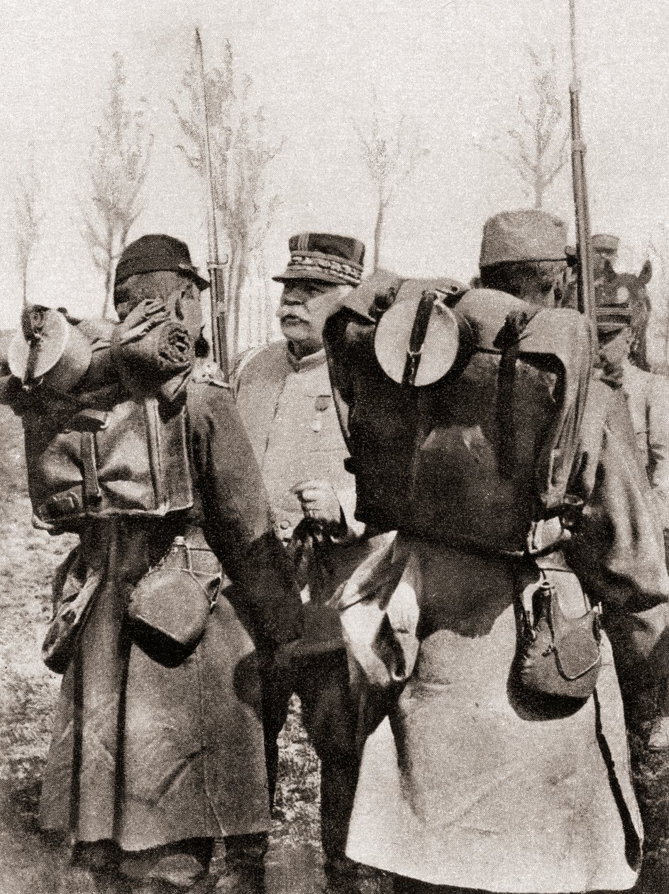 المارشال جوزيف جاك سيسيري جوفر يتفقد قواته ، من أخبار الحرب المصورة ، 1915 بواسطة مصور فرنسي