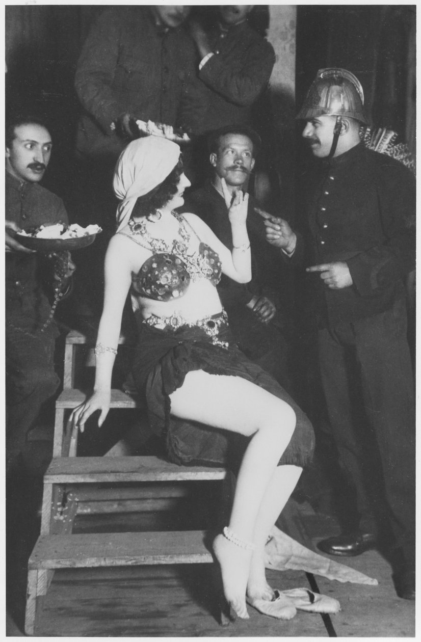 ماتا هاري في الأجنحة مع رجل إطفاء ، c.1905 بواسطة مصور فرنسي