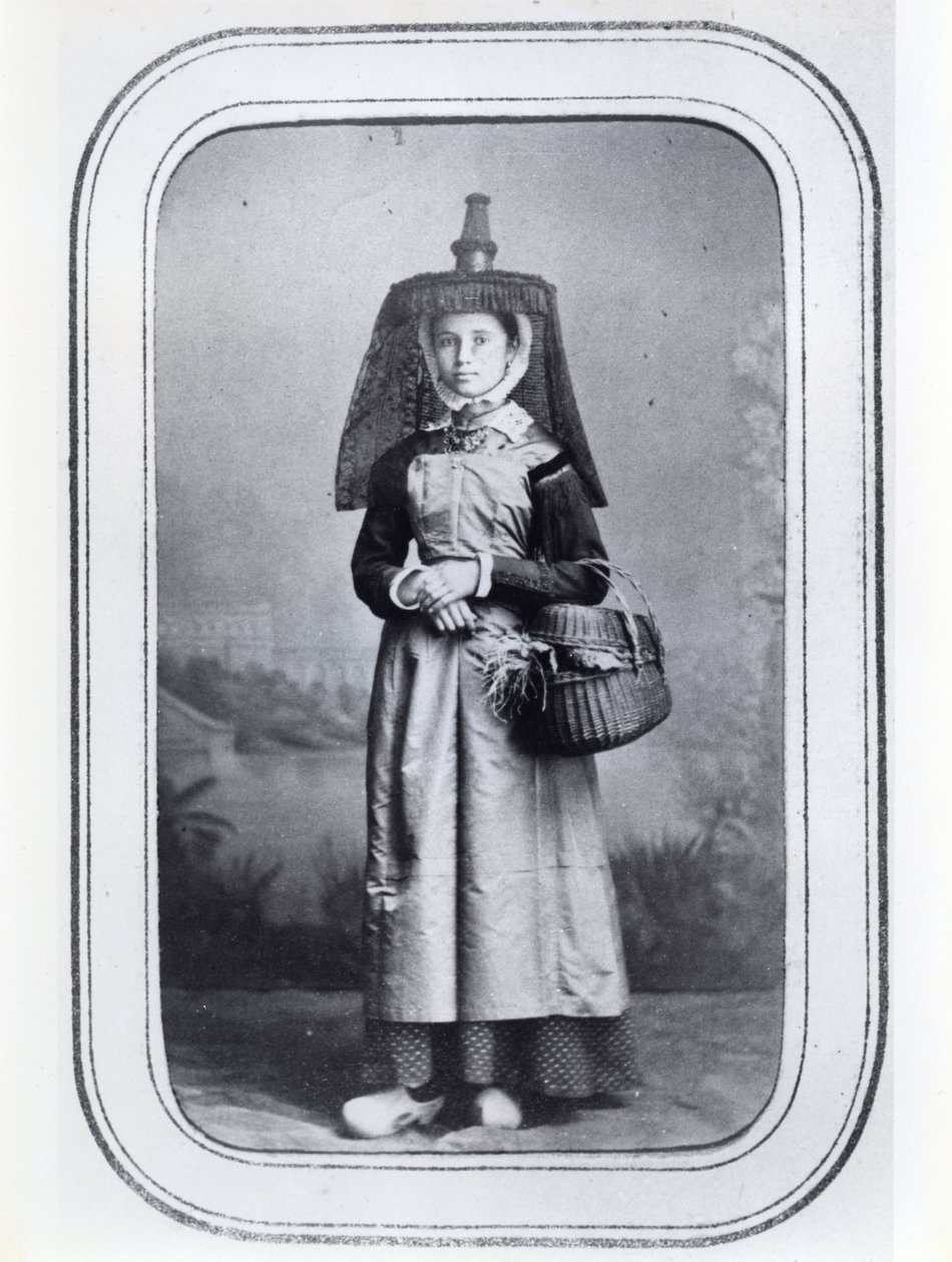 بطاقة عمل صور تعرض زيًا إقليميًا فرنسيًا ، حوالي 1860-70 (صورة بالأبيض والأسود) بواسطة مصور فرنسي