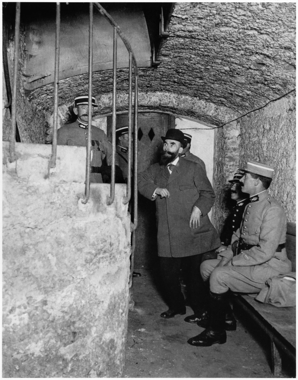 رجال شرطة يبحثون في قبو هنري ديزاير لاندرو (1869-1922) ج1919-20 بواسطة مصور فرنسي