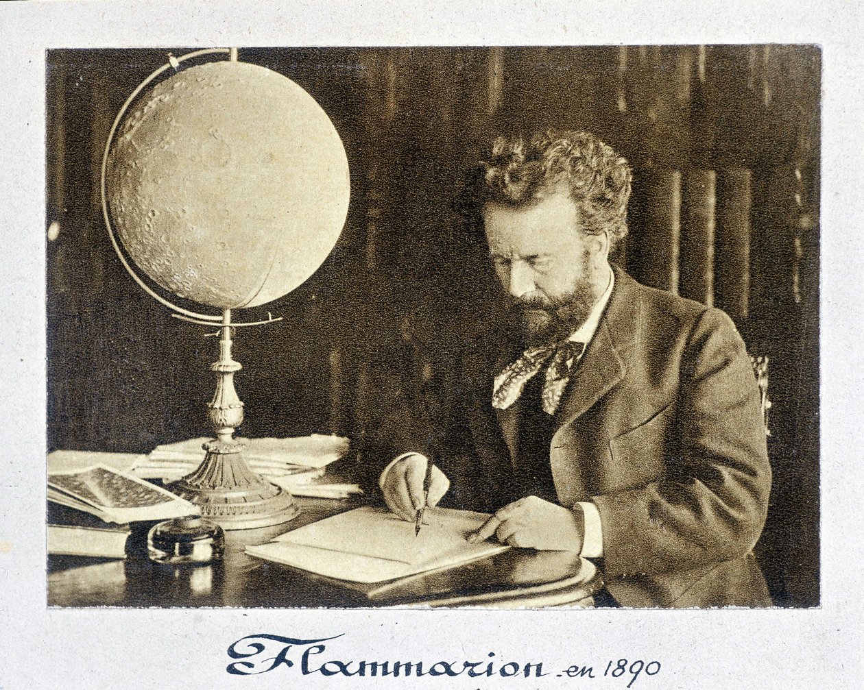 صورة لكاميل فلاماريون (1842-1925) ، عالم فلك فرنسي - تصوير بواسطة مصور فرنسي