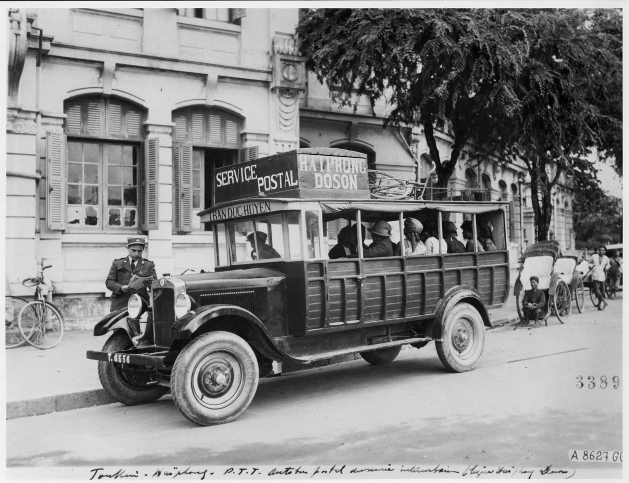 الحافلة البريدية في هايفونج ، حوالي 1920 بواسطة مصور فرنسي