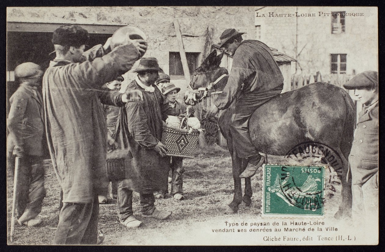 بطاقة بريدية تصور مزارعًا في هوت لوار يبيع الطعام في السوق ، ج .1900 بواسطة مصور فرنسي