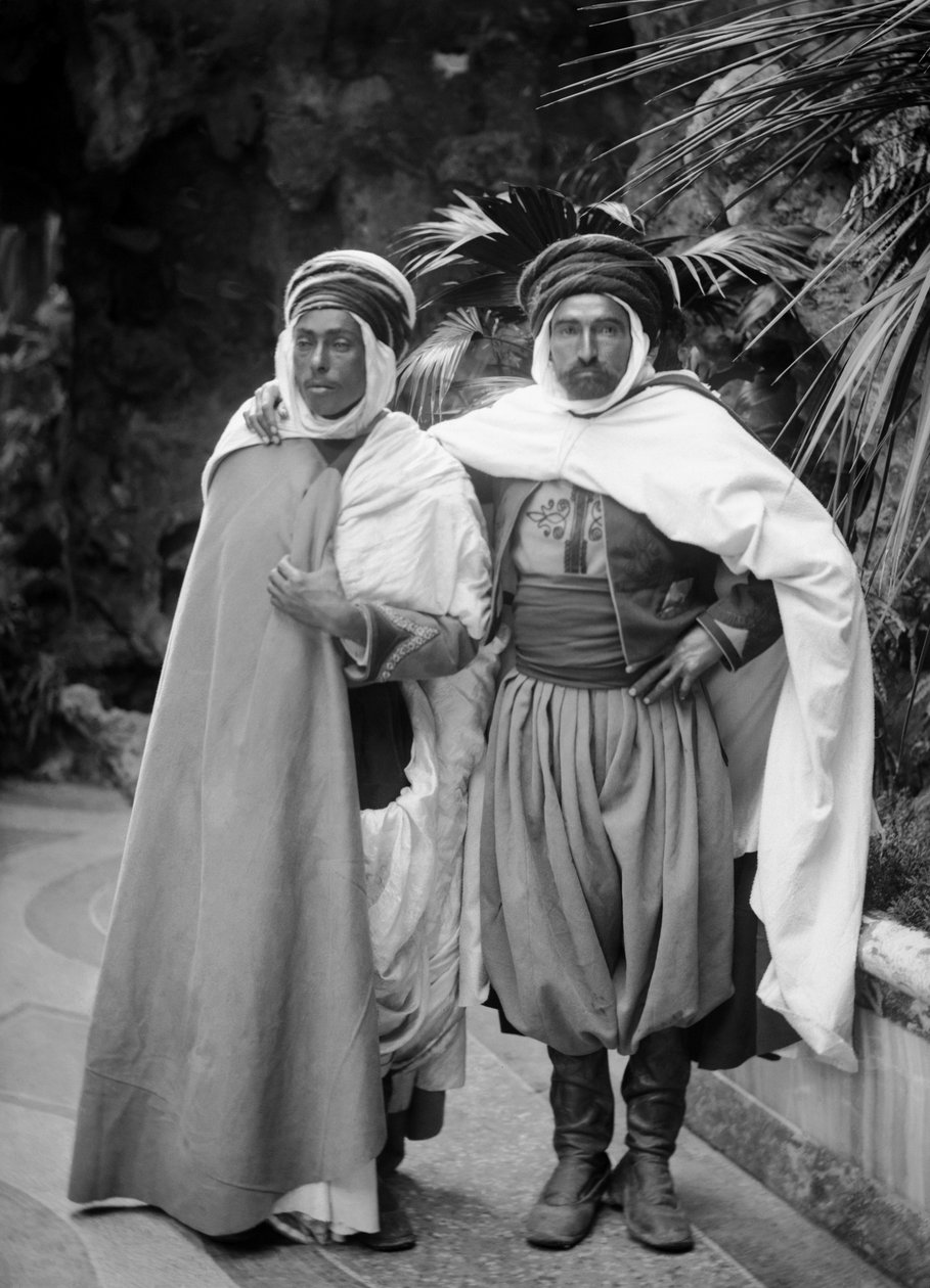 ممثلو المستعمرات الفرنسية ، بالزي التقليدي ، في باريس ، حوالي 1850 ، استقبلهم جان إتيان ثيودور دوكوس (1801-1855) ، وزير البحرية والمستعمرات من 1851 إلى 1855. التصوير الفوتوغرافي. مجموعة دوكوس. بواسطة مصور فرنسي