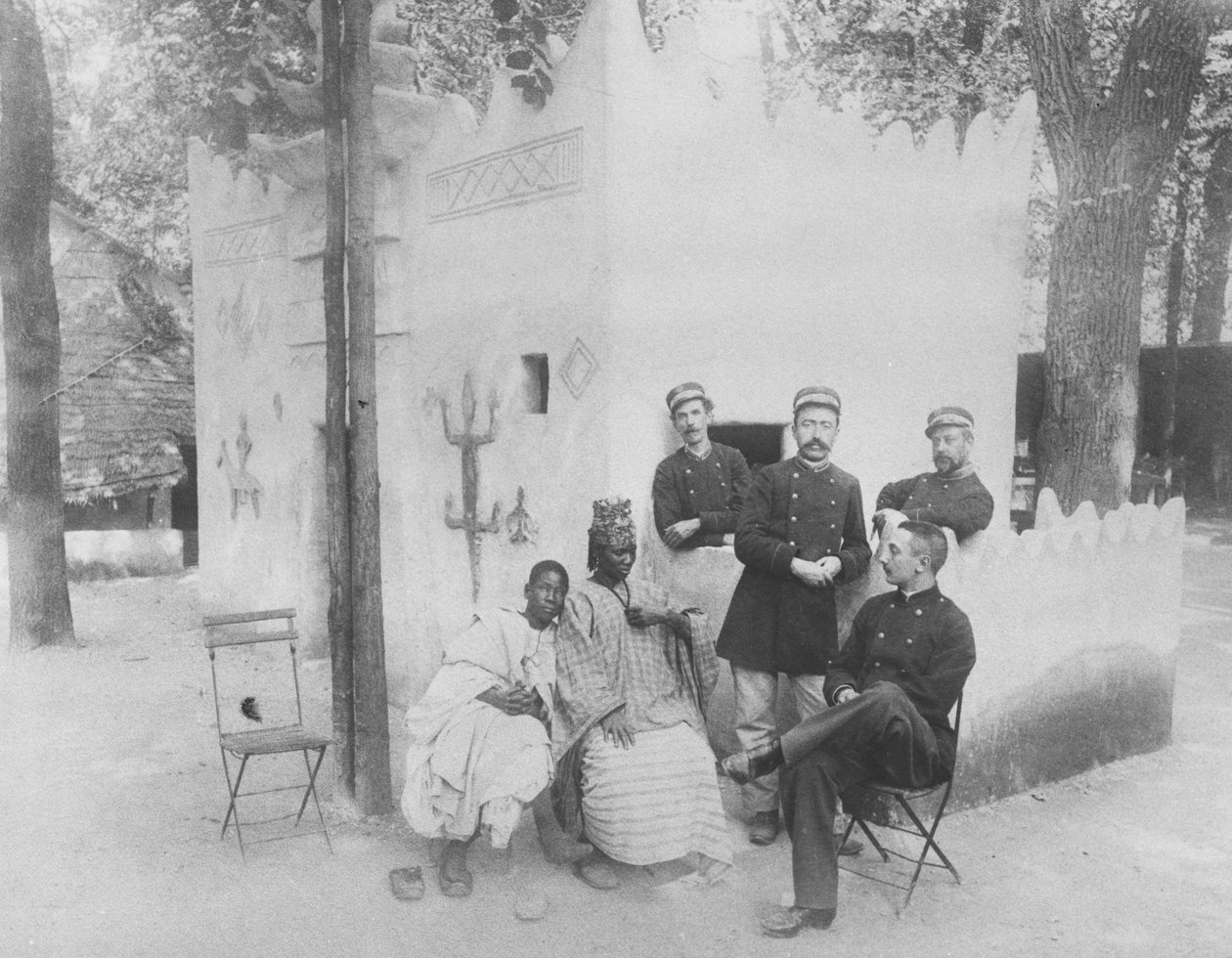 القرية السنغالية في معرض يونيفرسال باريس ، 1889 بواسطة مصور فرنسي