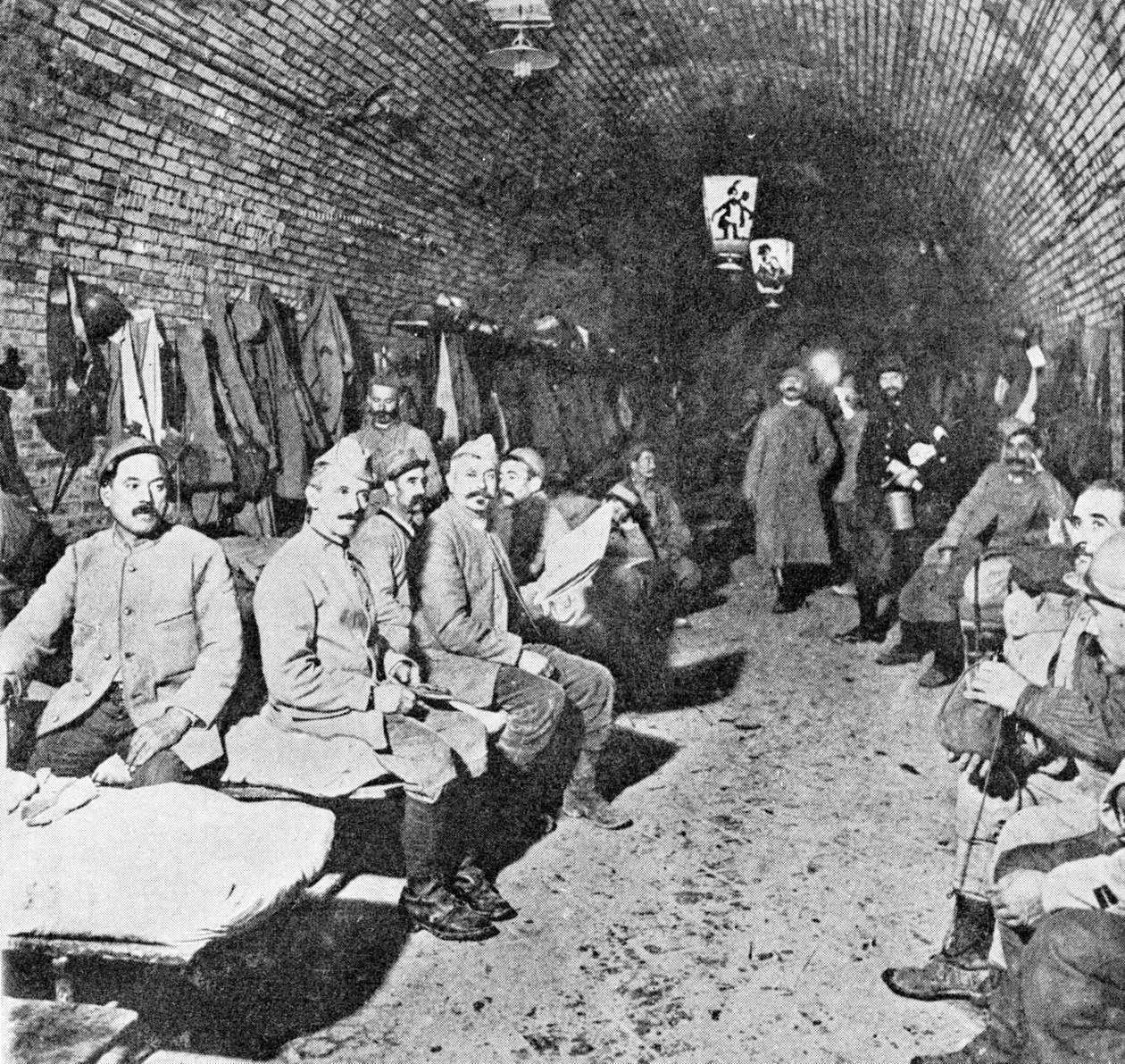 أماكن النوم في حصن Douaumont ، c.1916 (صور من وزن الجسم) بواسطة مصور فرنسي