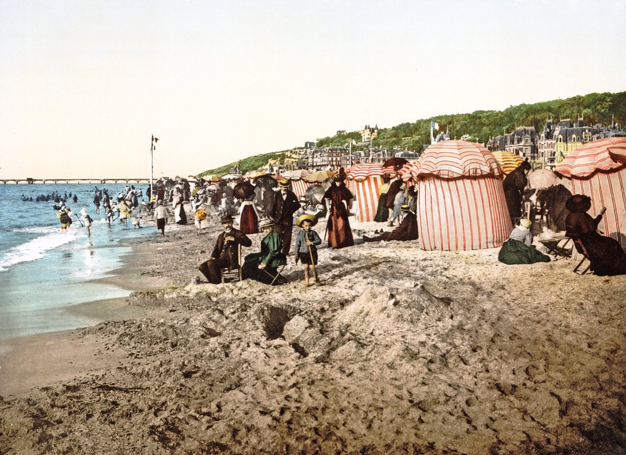 الشاطئ في تروفيل في فرنسا 1890-1900 بواسطة مصور فرنسي