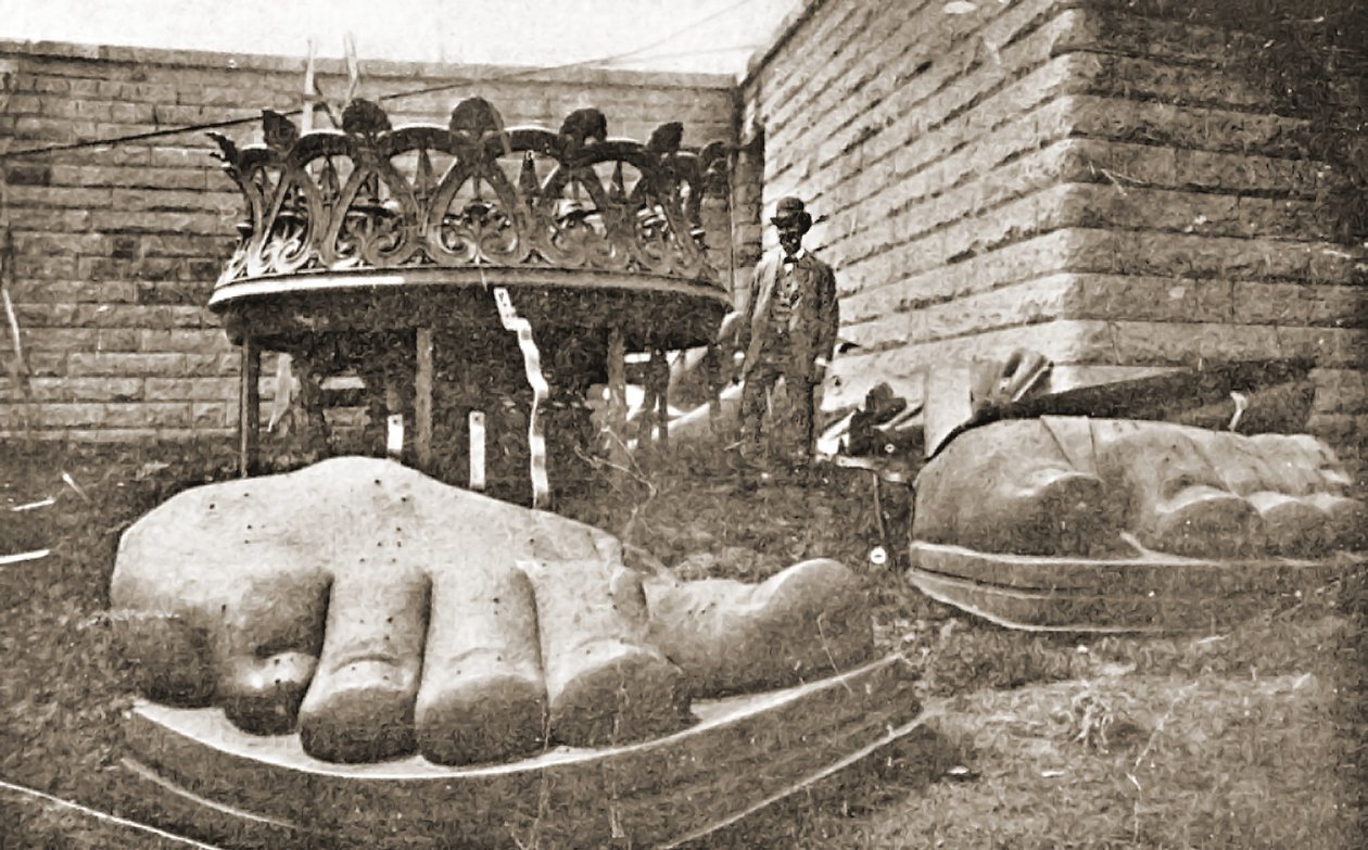 بناء تمثال الحرية ، تفاصيل القدمين ، 1876 بواسطة مصور فرنسي