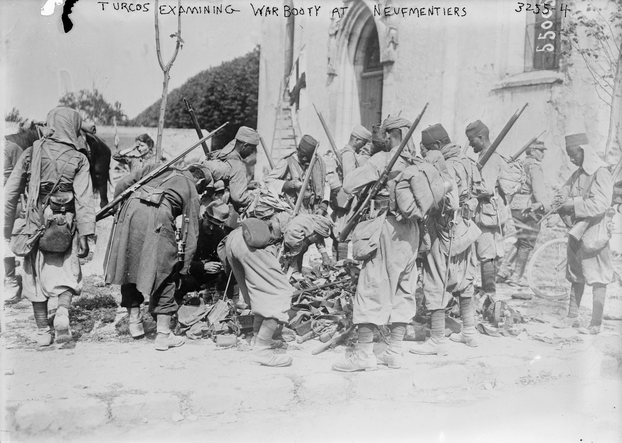 Turcos يفحص غنيمة الحرب في Neufmentiers ، 1914 (صورة) بواسطة مصور فرنسي