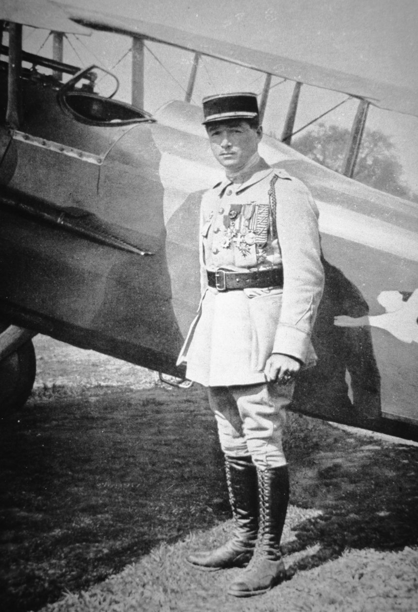 الحرب العالمية الأولى ، طائرة الجو الفرنسية Sous-Lieutenant Rene Fonck ، منحت Legion D'Honneur بعد ستة انتصارات ، 8 مايو 1918 (b / w photo) بواسطة مصور فرنسي