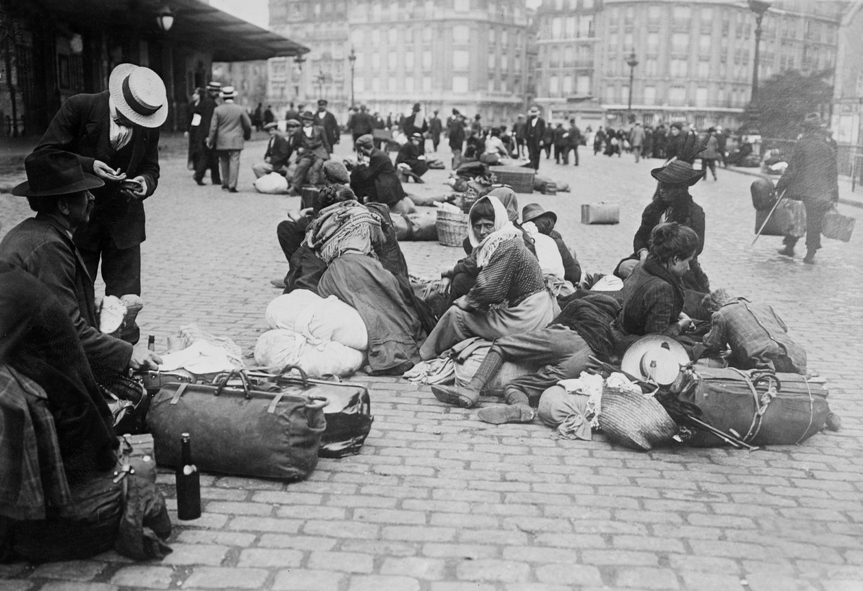اللاجئون في زمن الحرب ، غار دي ليون ، باريس ، 1914 بواسطة مصور فرنسي