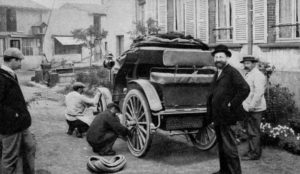 الصناعي الفرنسي إدوار ميشلان (1859-1940 ، من الأمام إلى الأمام) مجهز بإطارات من أولى السيارات بواسطة مصور فرنسي