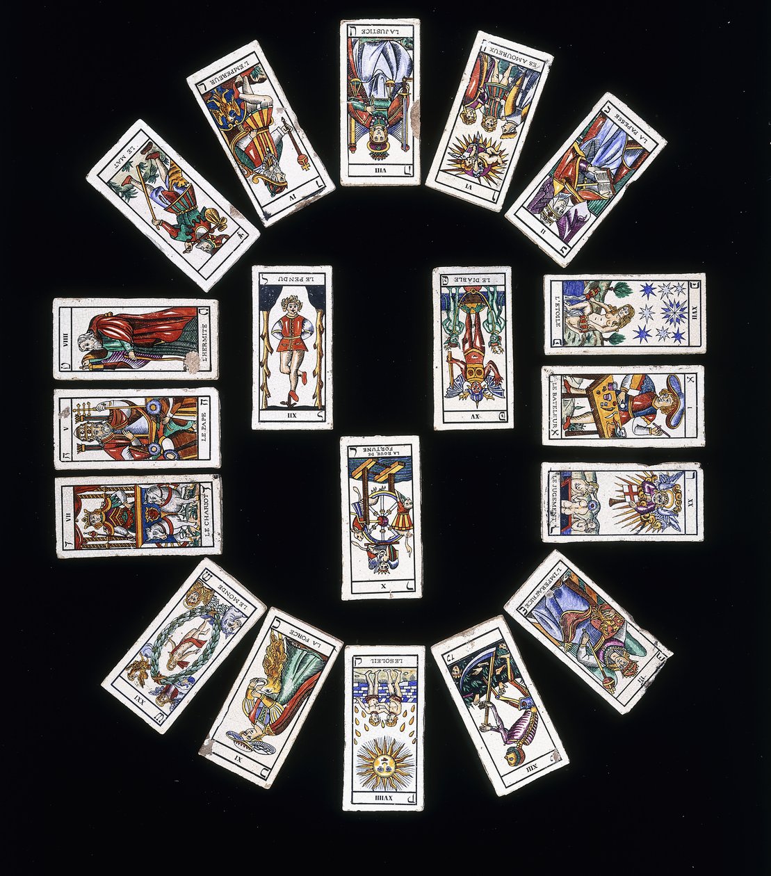 لوحة من البلاط الحجري الفرنسي ، مزينة بسطح من بطاقات Marseilles Tarot ، القرن العشرين بواسطة المدرسة الفرنسية