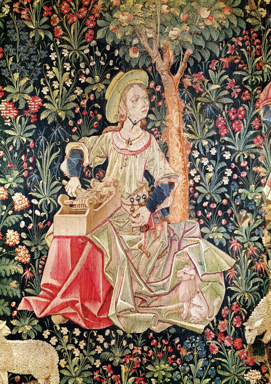 غزل المرأة ، التفاصيل من Le Travail de la Laine ، جزء من La Noble Pastorale ، c.1500 (نسيج من الصوف والحرير) بواسطة المدرسة الفرنسية