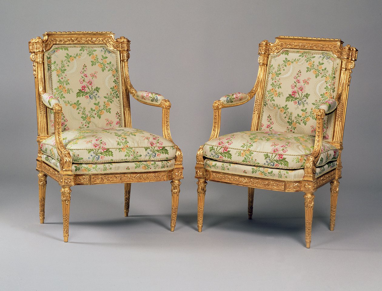 زوج من الكراسي بذراعين من مجموعة أثاث لويس السادس عشر ، مختوم من قبل Delaisement ، c.1780 (خشب مذهب منحوت ومفروشات) (انظر أيضًا 222393) بواسطة المدرسة الفرنسية