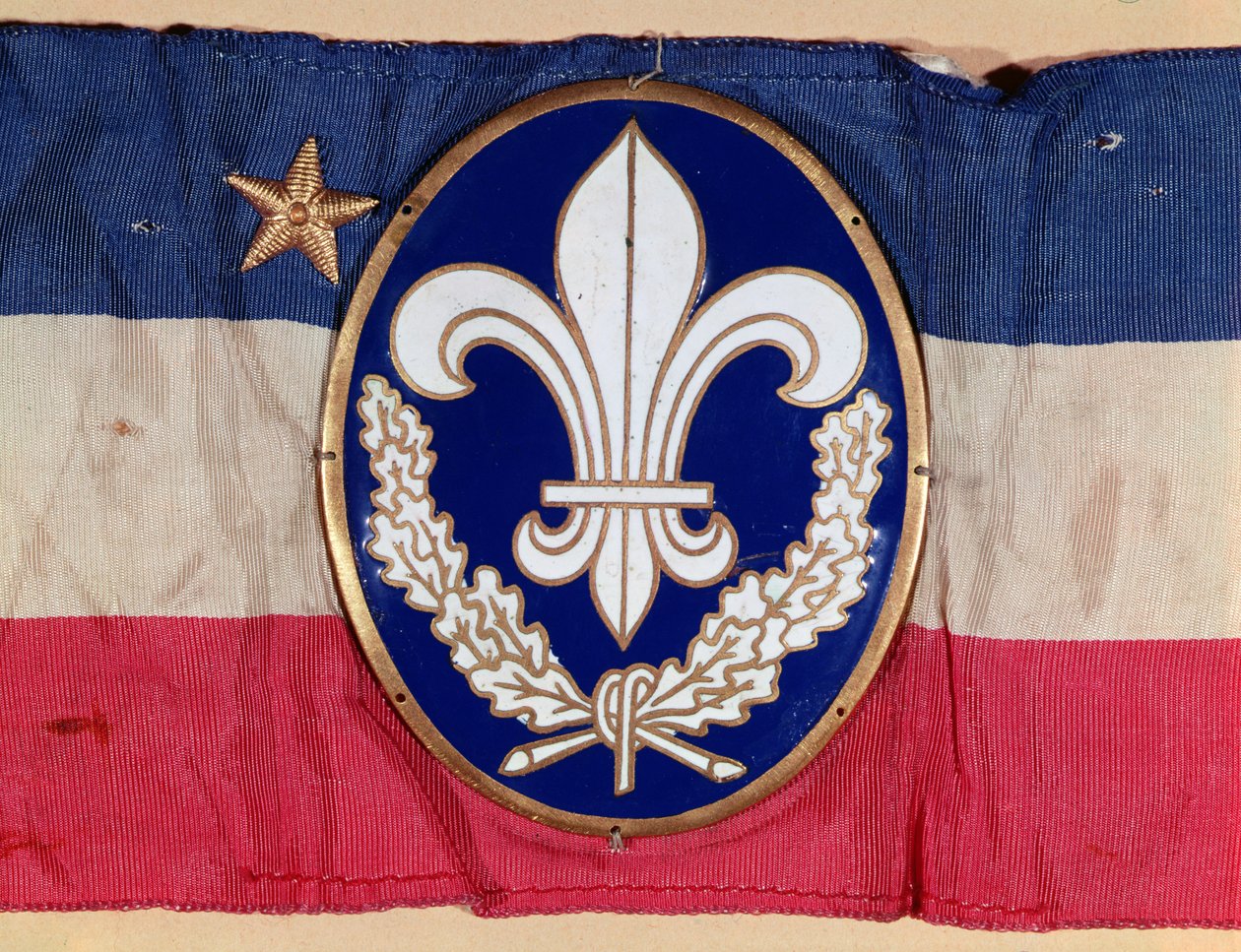 شارة ذراع العمل Francaise ، c.1920-35 (معدن مينا وقماش) بواسطة المدرسة الفرنسية
