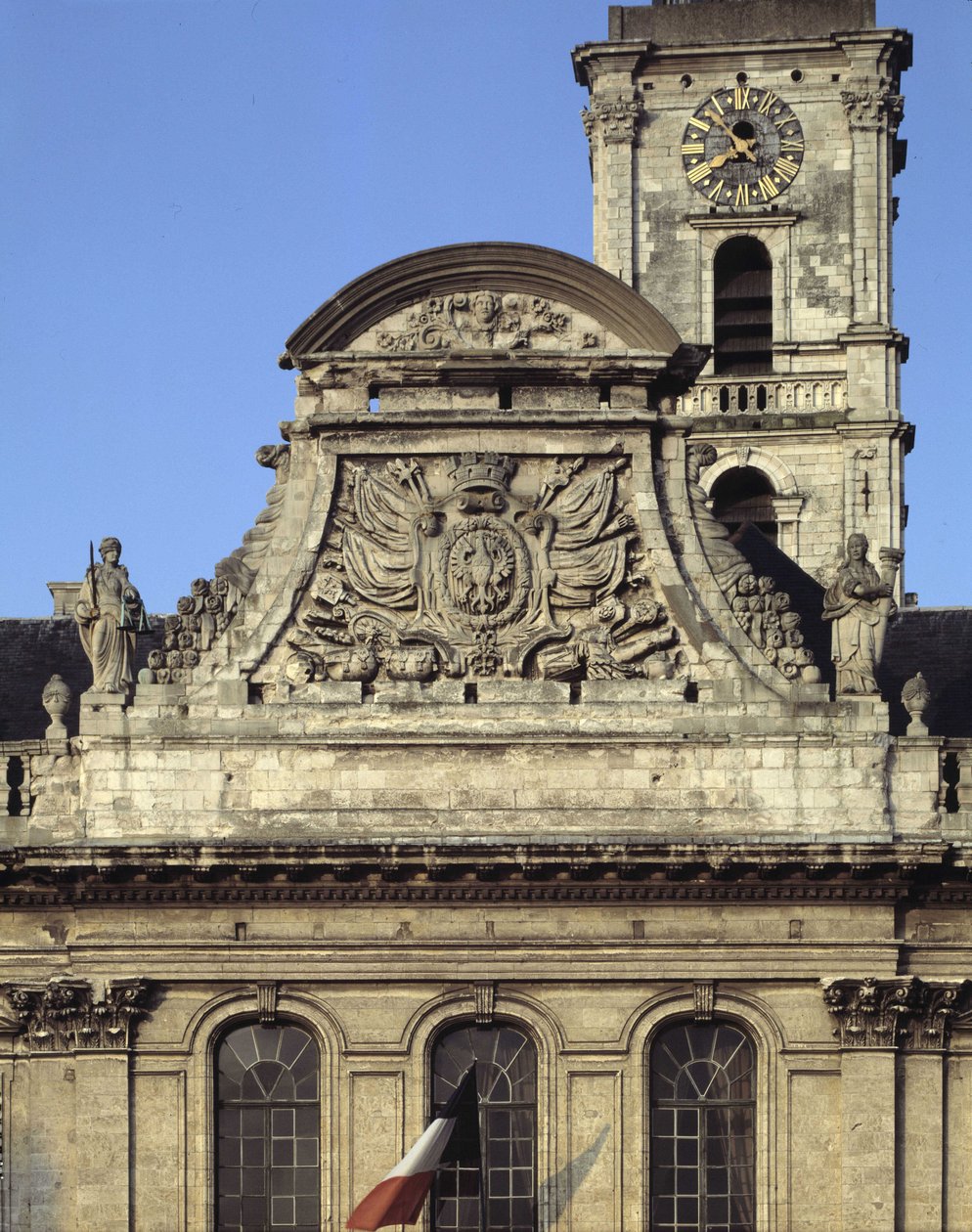 العمارة الباروكية: واجهة فندق Hotel de Ville (1717 - 1721) من تصميم Heroguelle. فرونتون يصور أسلحة المدينة "" منقار ومسمار النسر "" "محاطًا بتمثالين يرمزان إلى العدالة والقوة. Aire sur la liys (Aire-sur-la-Lys)، Pas de Calais (Pas-d بواسطة المدرسة الفرنسية