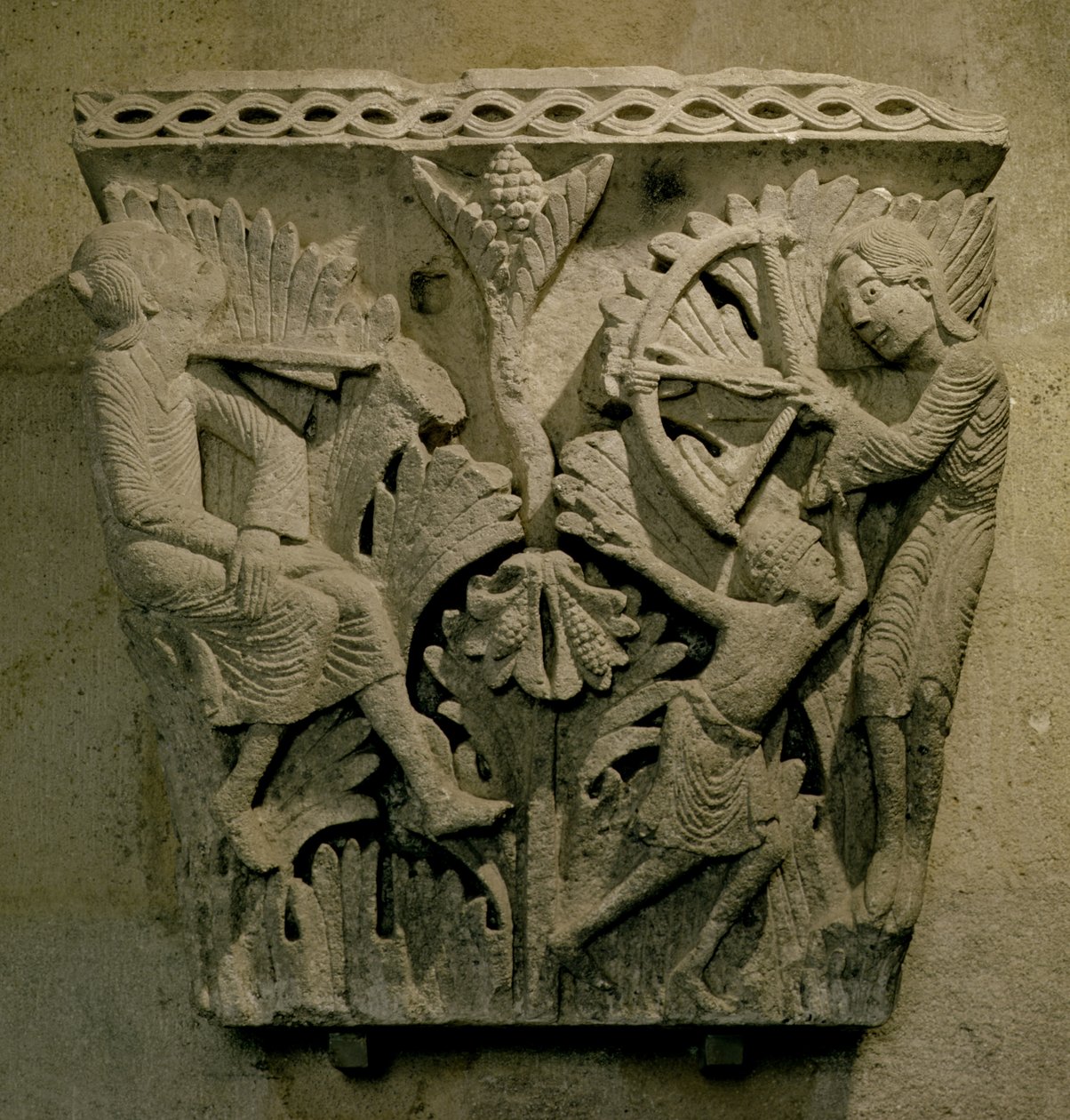 رأس مال يصور رجلاً يطلق النار على سهم في عنق آخر ، c.1125-30 (الحجر الجيري) بواسطة المدرسة الفرنسية